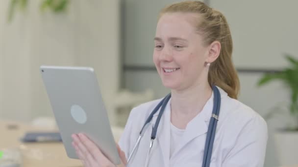 Portriat Kvinnliga Läkare Gör Videochatt Tablet — Stockvideo