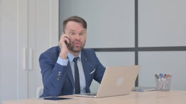 Sinirli İşadamı Telefonda Tartışıyor