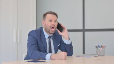 Sinirli İşadamı Smartphone 'da Bağırıyor