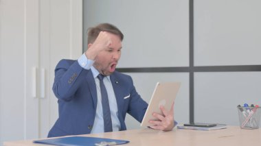 Tablet 'te Başarı Kutlaması İşadamı