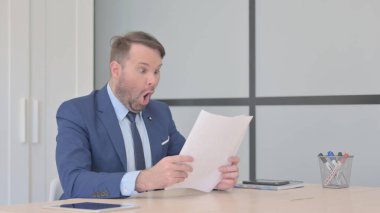 İş Adamı İş Raporuna Tepki Verirken Kutlama,