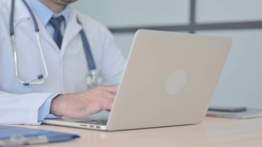 Bilgisayarda Çalışan Doktorun Kapanışı