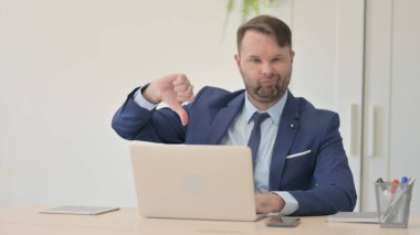 Dizüstü bilgisayarda çalışan İşadamından Başparmak İndirme