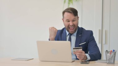 Dizüstü bilgisayarda İşadamı 'ndan Başarılı İnternet Alışverişi