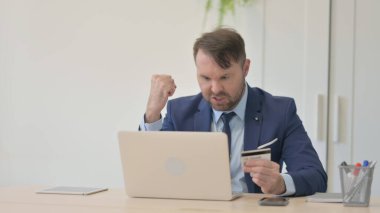 Bilgisayarda İşadamı Tarafından Başarısız Çevrimiçi Alışveriş