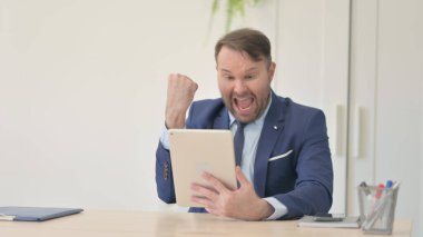 Tablet 'te Başarı Kutlaması İşadamı