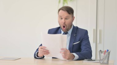 İş Adamı İş Raporuna Tepki Verirken Kutlama,