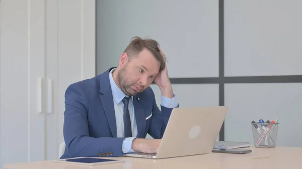 Geschäftsmann Schockiert Über Laptop Verlust — Stockfoto