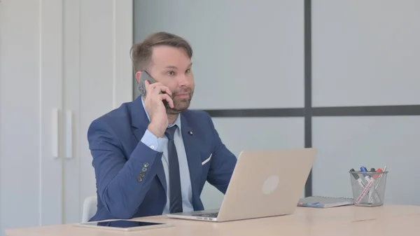 Biznesmen Rozmawiający Przez Telefon Pracy — Zdjęcie stockowe