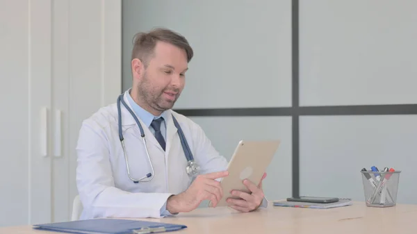 Genç Doktor Tablet Teki Online Video Sohbeti — Stok fotoğraf