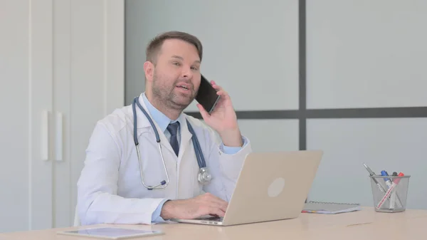 Młody Lekarz Rozmawiający Przez Telefon Pracy — Zdjęcie stockowe