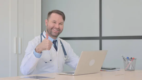 Thumbs Young Doctor Στο Laptop — Φωτογραφία Αρχείου