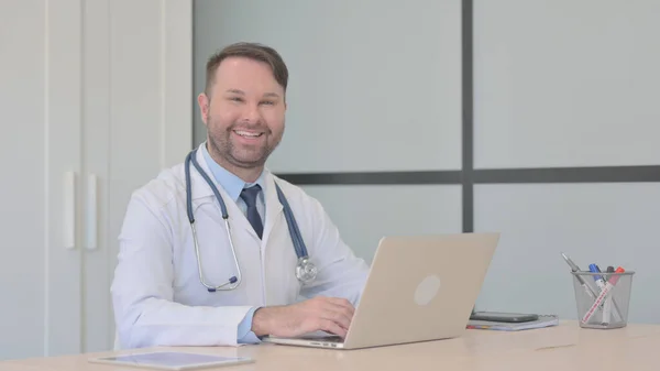 Junger Arzt Lächelt Bei Der Arbeit Laptop Die Kamera — Stockfoto
