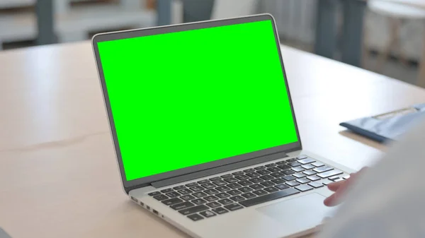 Доктор Помощью Ноутбука Зеленым Экраном — стоковое фото