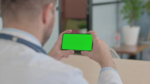 Doctor Holding Phone Chroma Key Screen — Stock Photo, Image