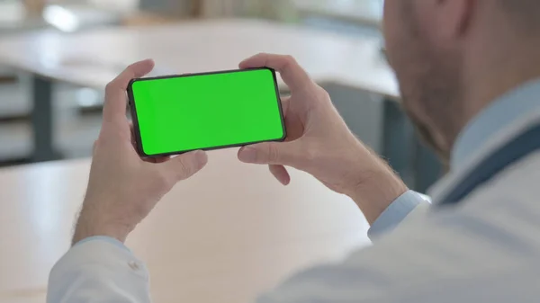 Close Doctor Holding Smartphone Green Screen — Stock Photo, Image