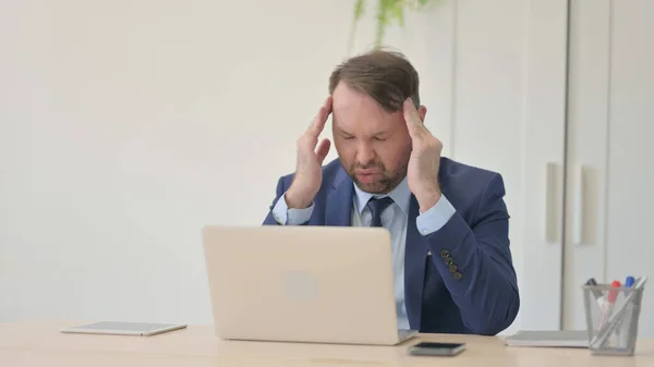 Biznesmen Bólem Głowy Praca Laptopie — Zdjęcie stockowe