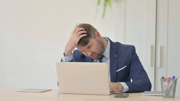 Empresário Chocado Com Perda Laptop — Fotografia de Stock