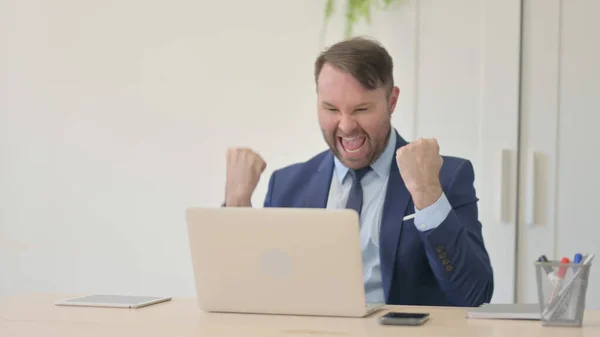 Aufgeregter Geschäftsmann Feiert Erfolg Laptop — Stockfoto
