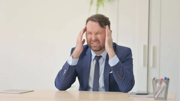Kopfschmerzen Müde Geschäftsleute Mit Kopfschmerzen — Stockfoto