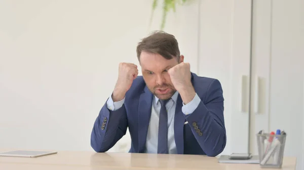 Wütender Geschäftsmann Sitzt Frustriert Büro — Stockfoto