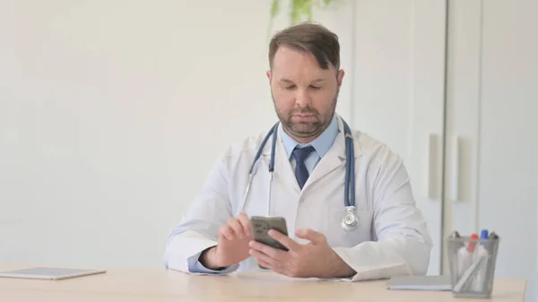 Joven Doctor Usando Smartphone Trabajo — Foto de Stock