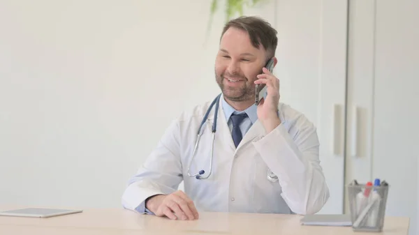 Νέος Γιατρός Μιλάει Στο Smartphone — Φωτογραφία Αρχείου