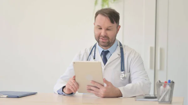 Online Video Chat Στο Tablet Από Νεαρό Γιατρό — Φωτογραφία Αρχείου