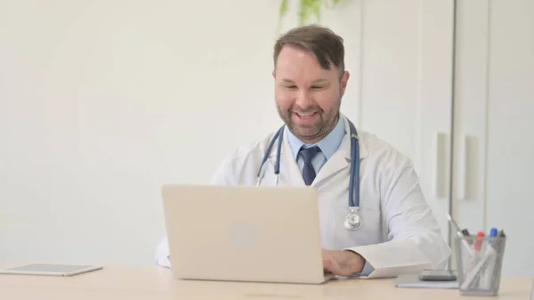 Онлайн Відео Чат Молодого Лікаря Ноутбуці — стокове фото