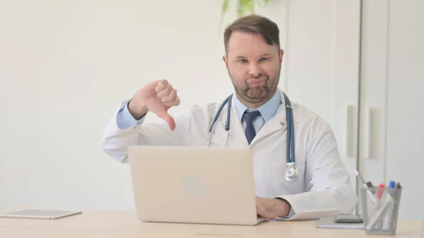 Daumen Runter Von Jungem Arzt Auf Laptop — Stockfoto