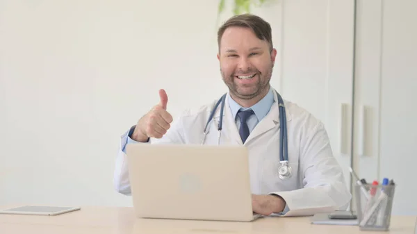 Tummen Upp Ung Läkare Laptop — Stockfoto