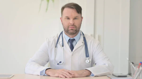 Serious Young Doctor Looking Camera Clinic — Stock Photo, Image
