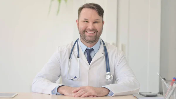 Lächelnder Junger Arzt Blickt Klinik Auf Kamera — Stockfoto