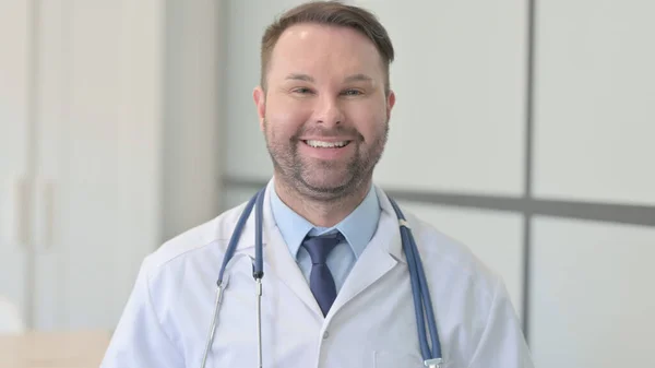 Porträt Eines Lächelnden Jungen Arztes Der Klinik — Stockfoto