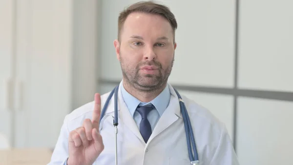 Tidak Young Doctor Waving Finger Denial — Stok Foto