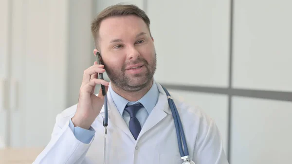 Portret Młodego Lekarza Rozmawiającego Przez Telefon — Zdjęcie stockowe