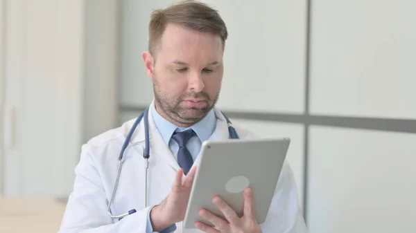 Portriat Young Doctor Tablet Kullanıyor — Stok fotoğraf