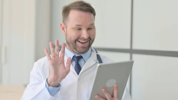 Portriat Joven Doctor Haciendo Video Chat Tableta — Foto de Stock