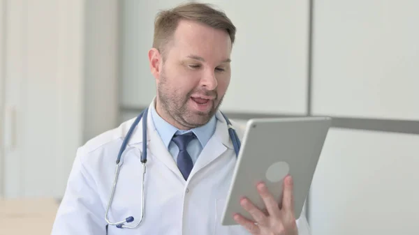 Young Doctor Doing Video Chat Tablet — Stock Photo, Image
