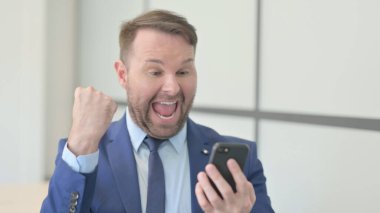 Smartphone 'da Başarıyı Kutlayan İşadamı Portresi