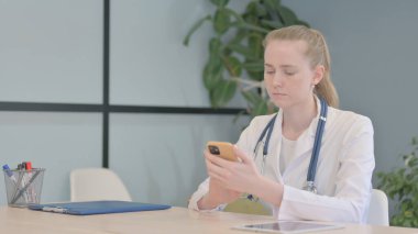 Klinikte Smartphone kullanan Kadın Doktor