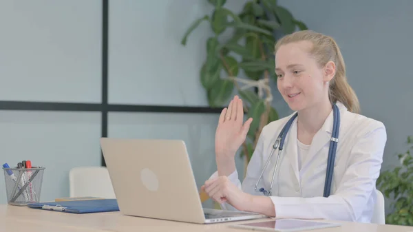 Online Video Chat Από Γυναίκα Γιατρός Στο Laptop Στην Κλινική — Φωτογραφία Αρχείου