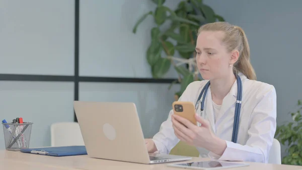 Γυναίκα Γιατρός Εργάζεται Laptop Και Smartphone Στην Κλινική — Φωτογραφία Αρχείου