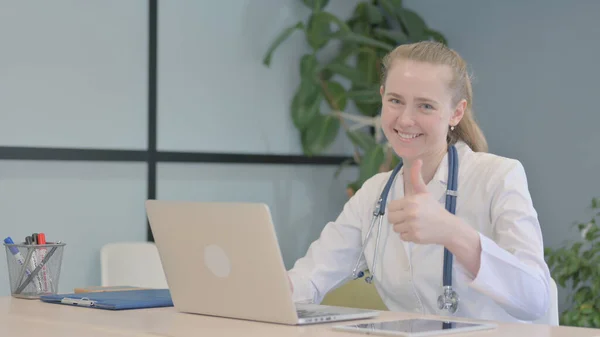 Klinikteki Laptop Kadın Doktor Dan Baş Parmakla — Stok fotoğraf