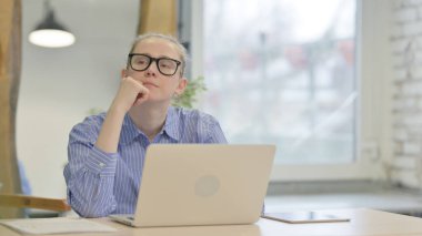 Genç Kadın Bilgisayarda Düşünüyor ve Çalışıyor