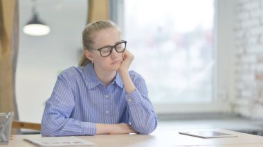 Yorgun genç kadın işte uyuyor, dinlenmem lazım.