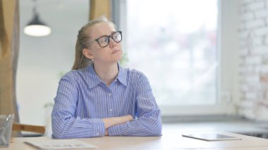 Genç kadın Iş için ofise geliyor