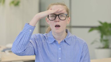 Fırsat Arayan Genç Kadın Portresi