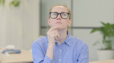 Yeni Fikri Olan Beyin Fırtınası Genç Kadın Portresi