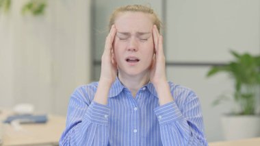 Yorgun ve Baş Ağrısı Olan Genç Kadın Portresi